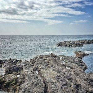 Steinküste am Playa Abama... Felsen ragen ins Wasser