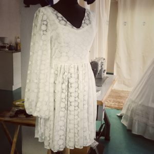 Ein Teil von meinem Hochzeitskleid bei der Designerin Sarah Gwiszcz in ihrem Atelier
