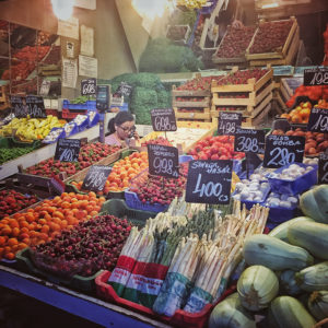 Frisches Obst und Gemüse bekommt man in der Markthalle in Budapest