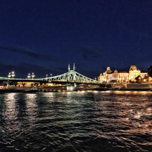 Budapest bei Nacht von weitem mit charismatischer Skyline und tollem Flair