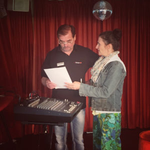 DJ Hansi und Kathrin Clara Jantke bei m Soundcheck vor dem ersten Konzert