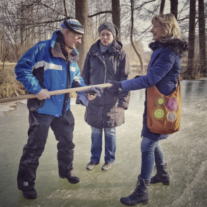 Eislaufen im Spreewald mit Rettungsstock
