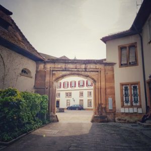 Tor zum Donzdoirfer Schloss wo der Empfang der Stauferkrone stattfindet