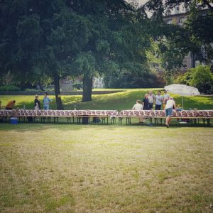 Im Puschkinpark wird zusammen gegessen